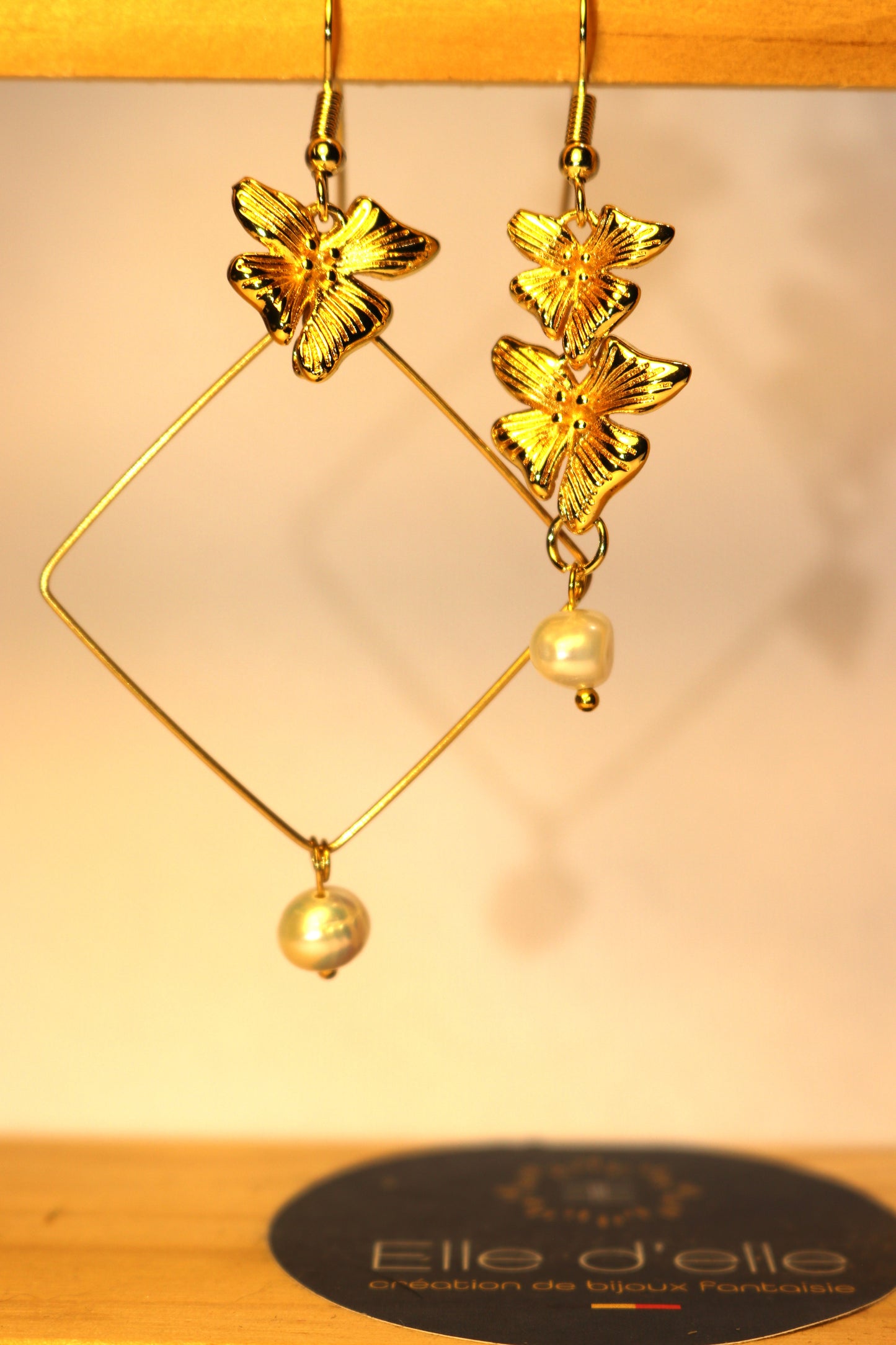 Boucle d'oreille asymétrique - fleur doré carré