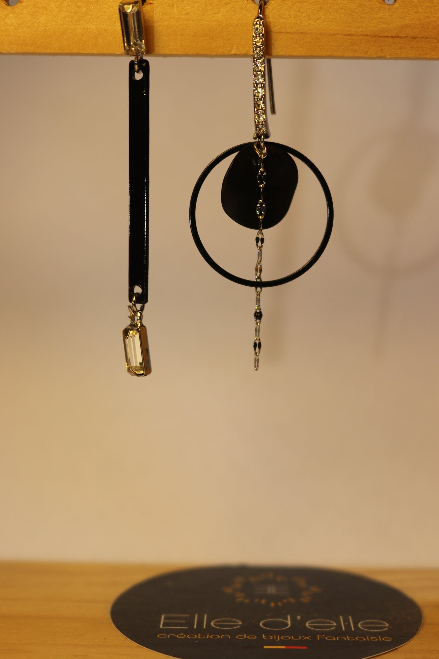 Boucle d'oreille asymétrique - tige noire rond