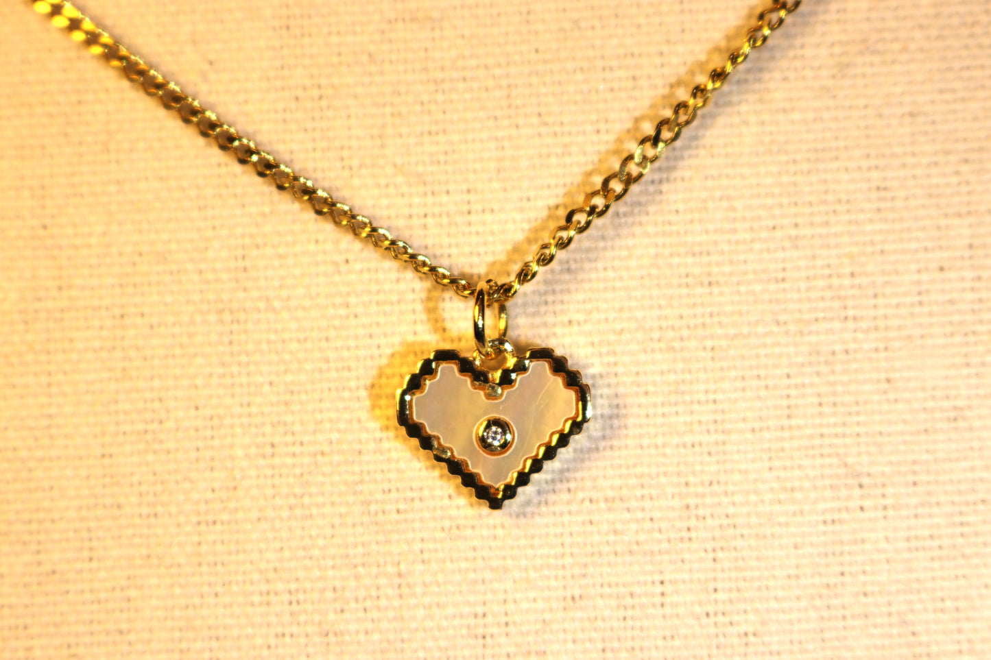 Collier - médaillon cœur beige