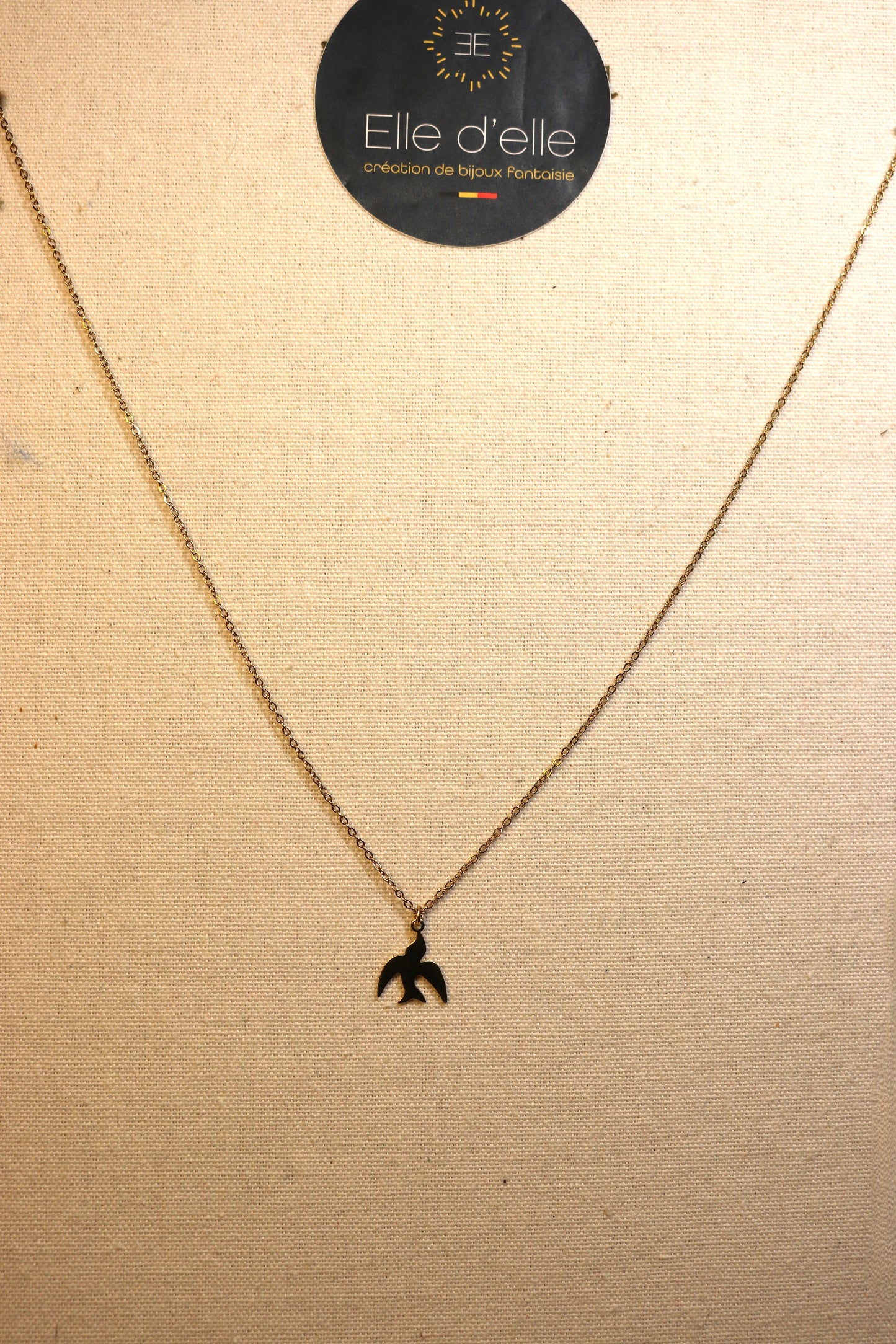 Collier - médaillon hirondelle pleine
