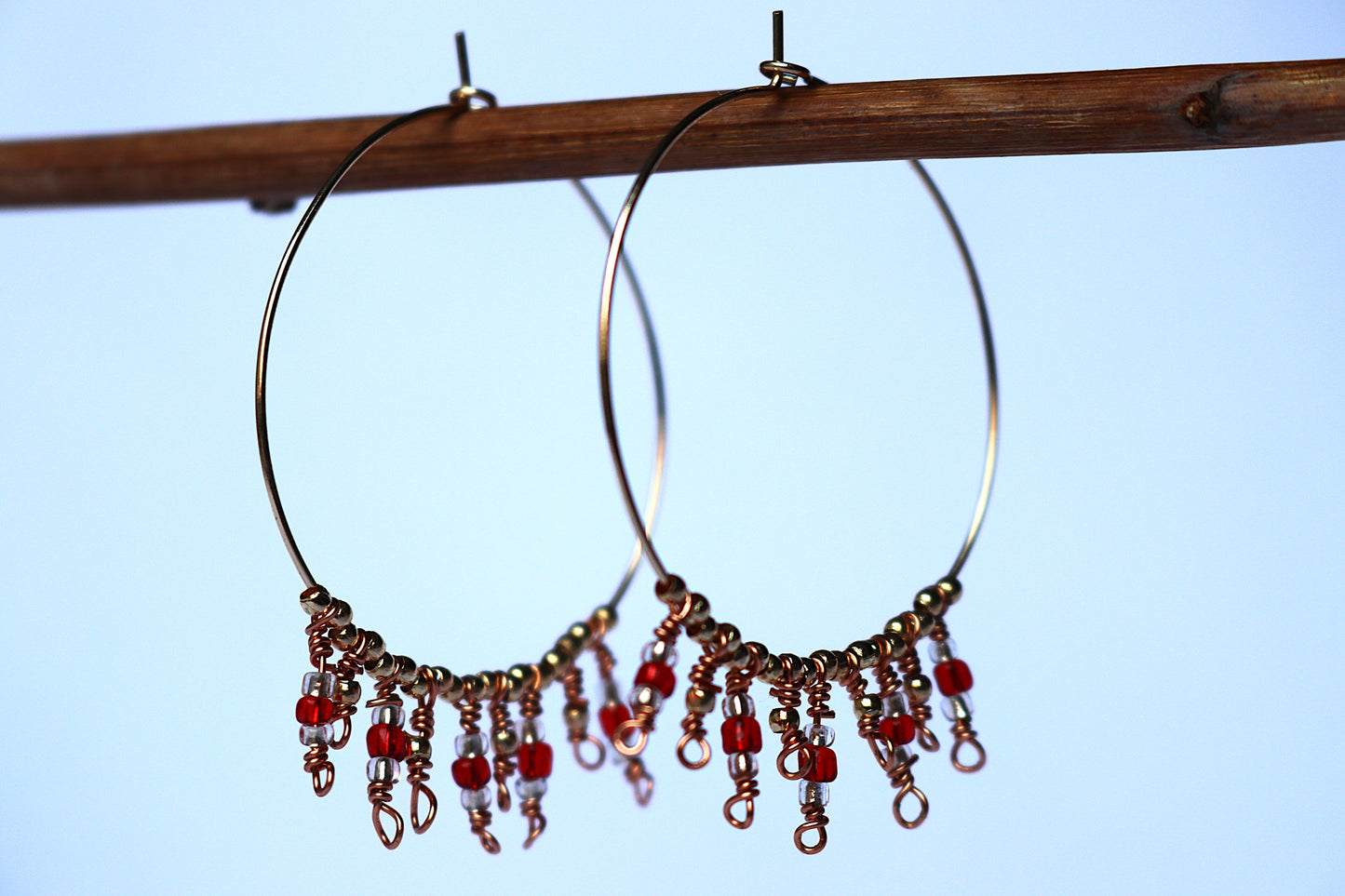 Creole avec des perles de couleur rouge et doré fait main