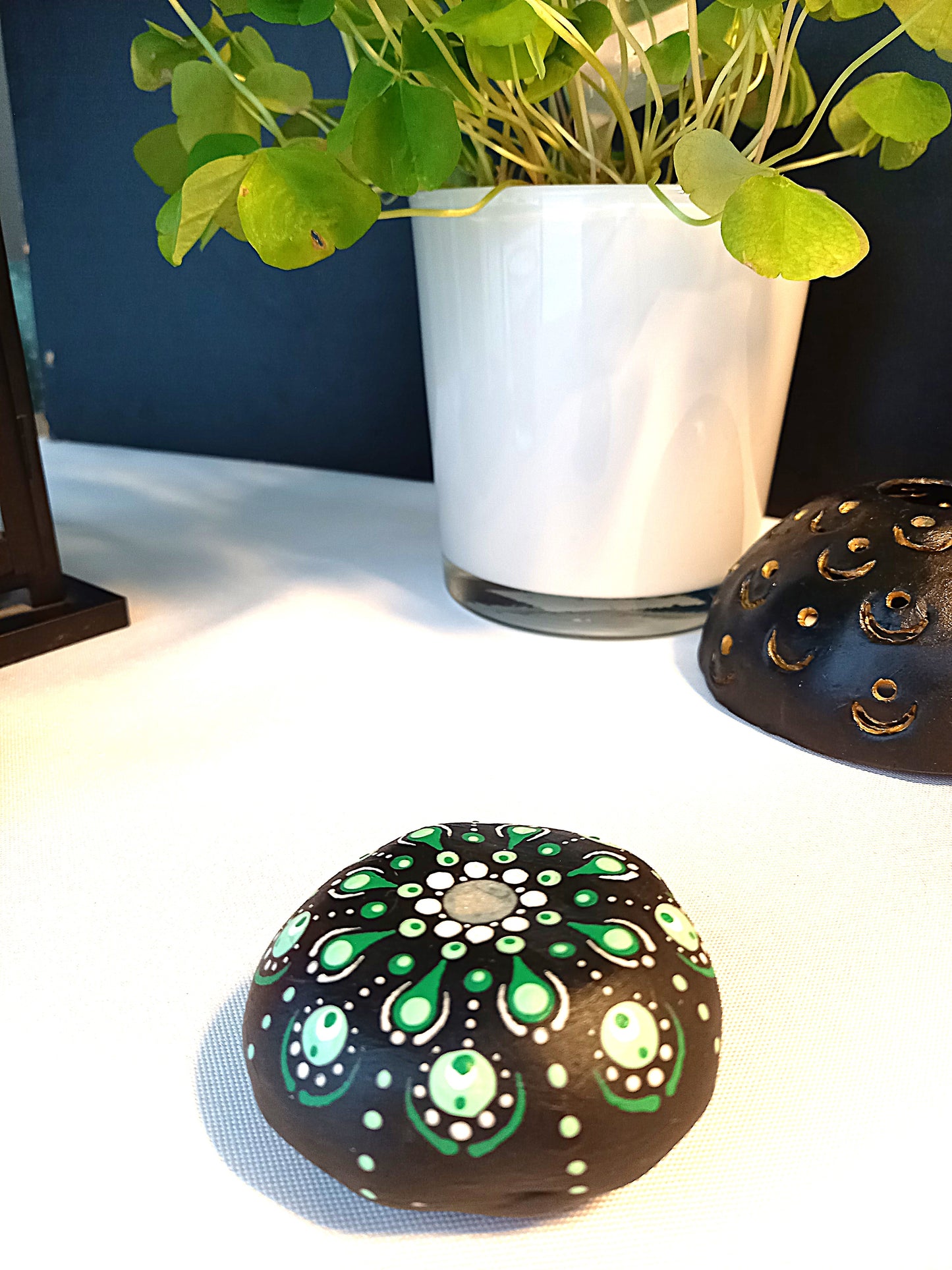 Galet couleur noir en dotting fait main