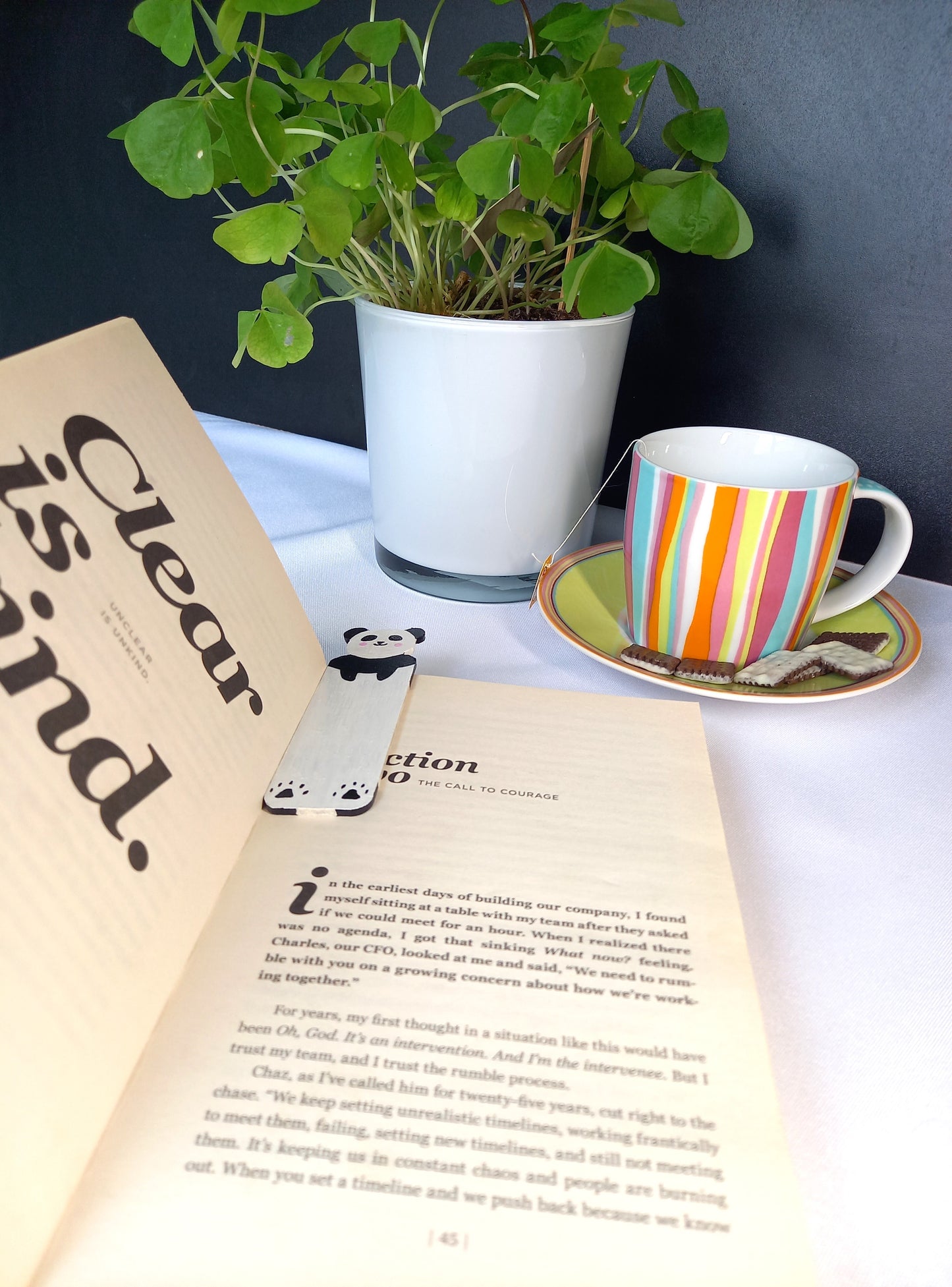 Marque page en bois de forme panda de couleur blanc et noir fait main sur un livre