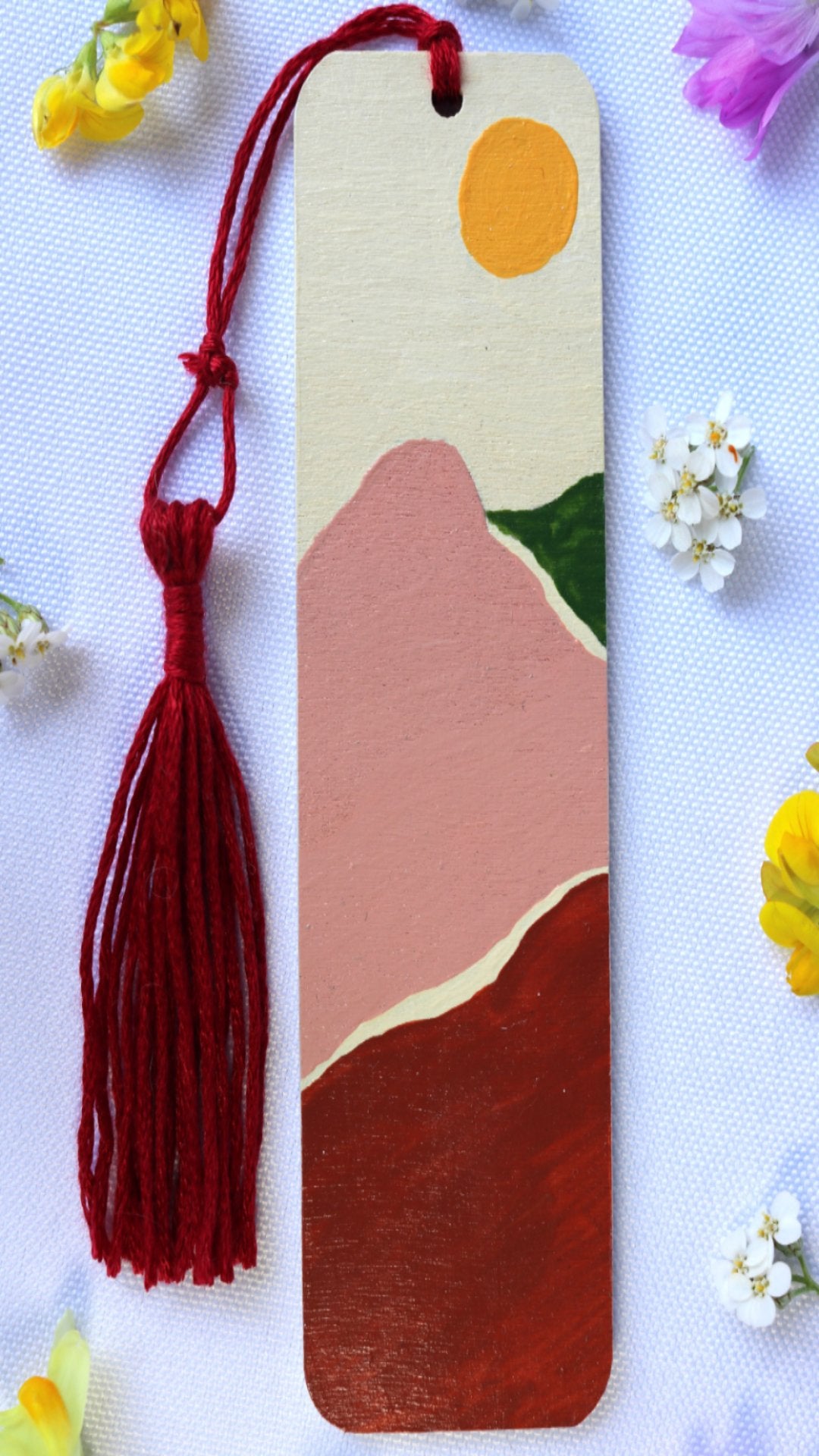 Marque page en bois avec dessein montagne rouge et rose fait main