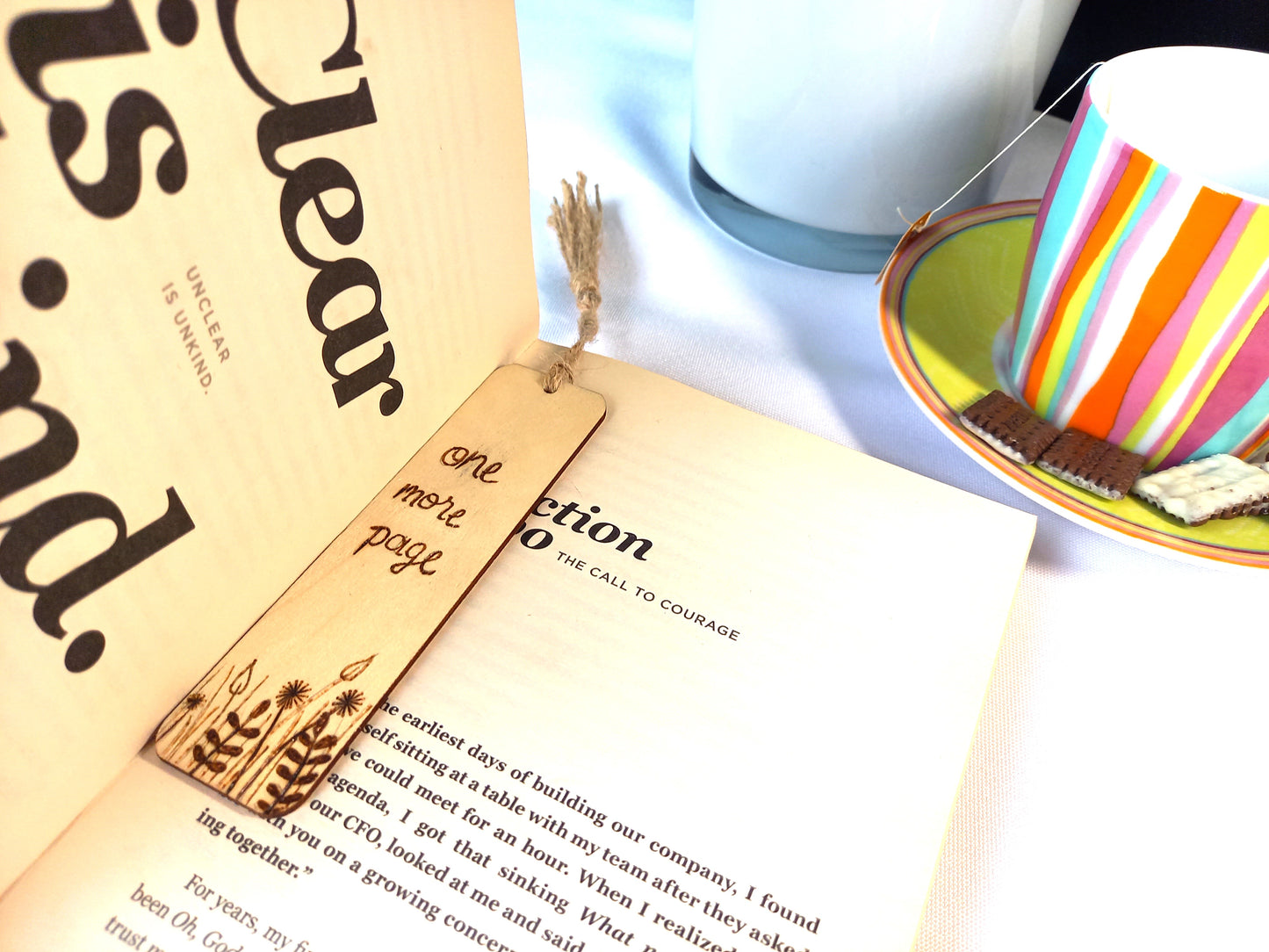 Marque page en bois naturel avec dessein en pyrogravure fait main sur livre