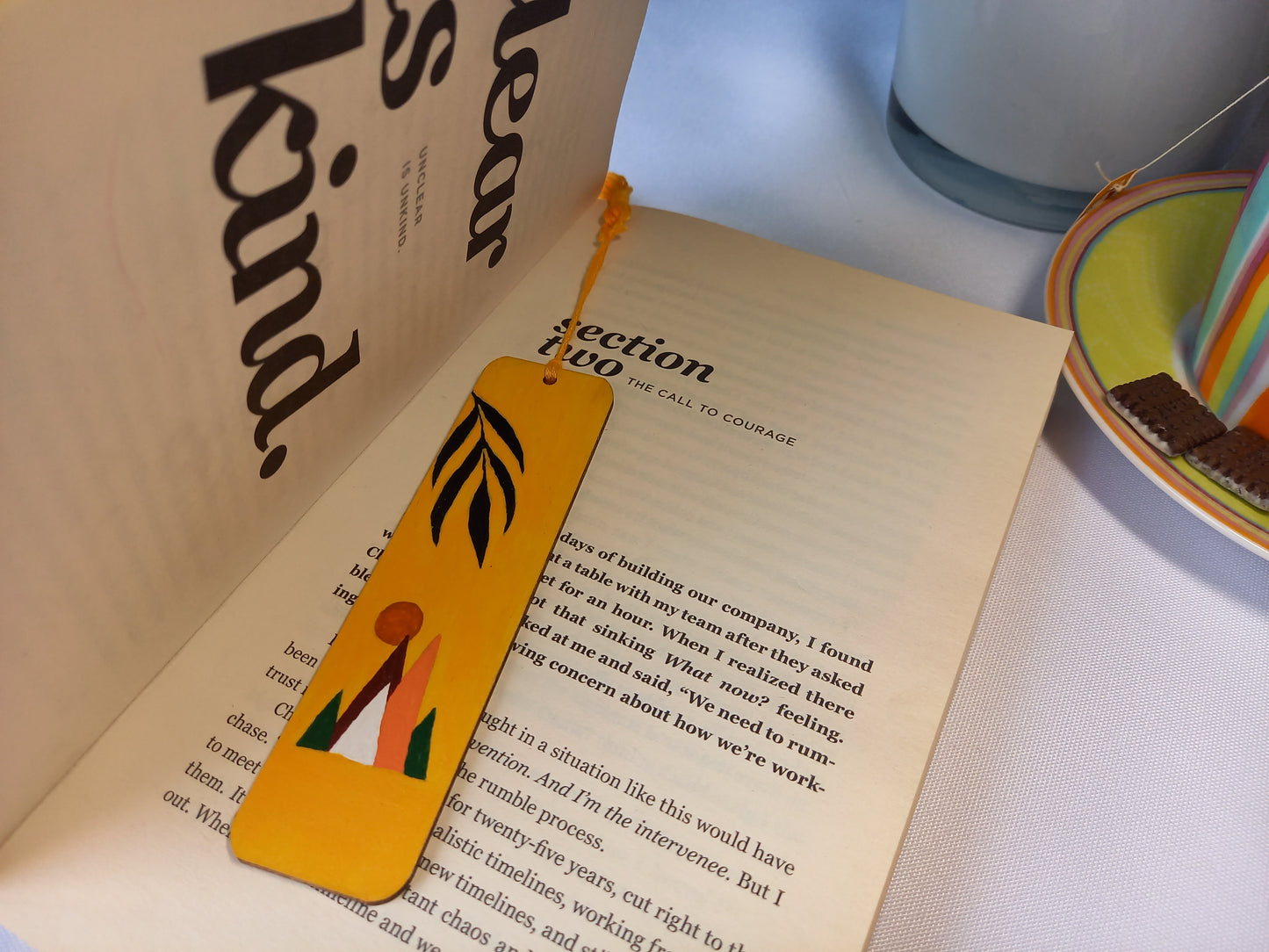 Marque page en bois orange avec dessein montagne sur livre