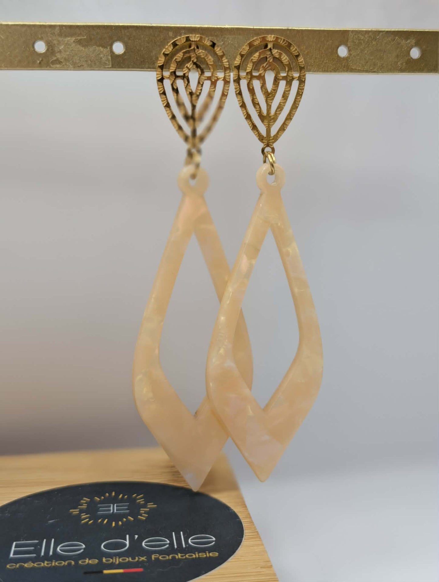 Boucle d'oreille - goutte pointue beige