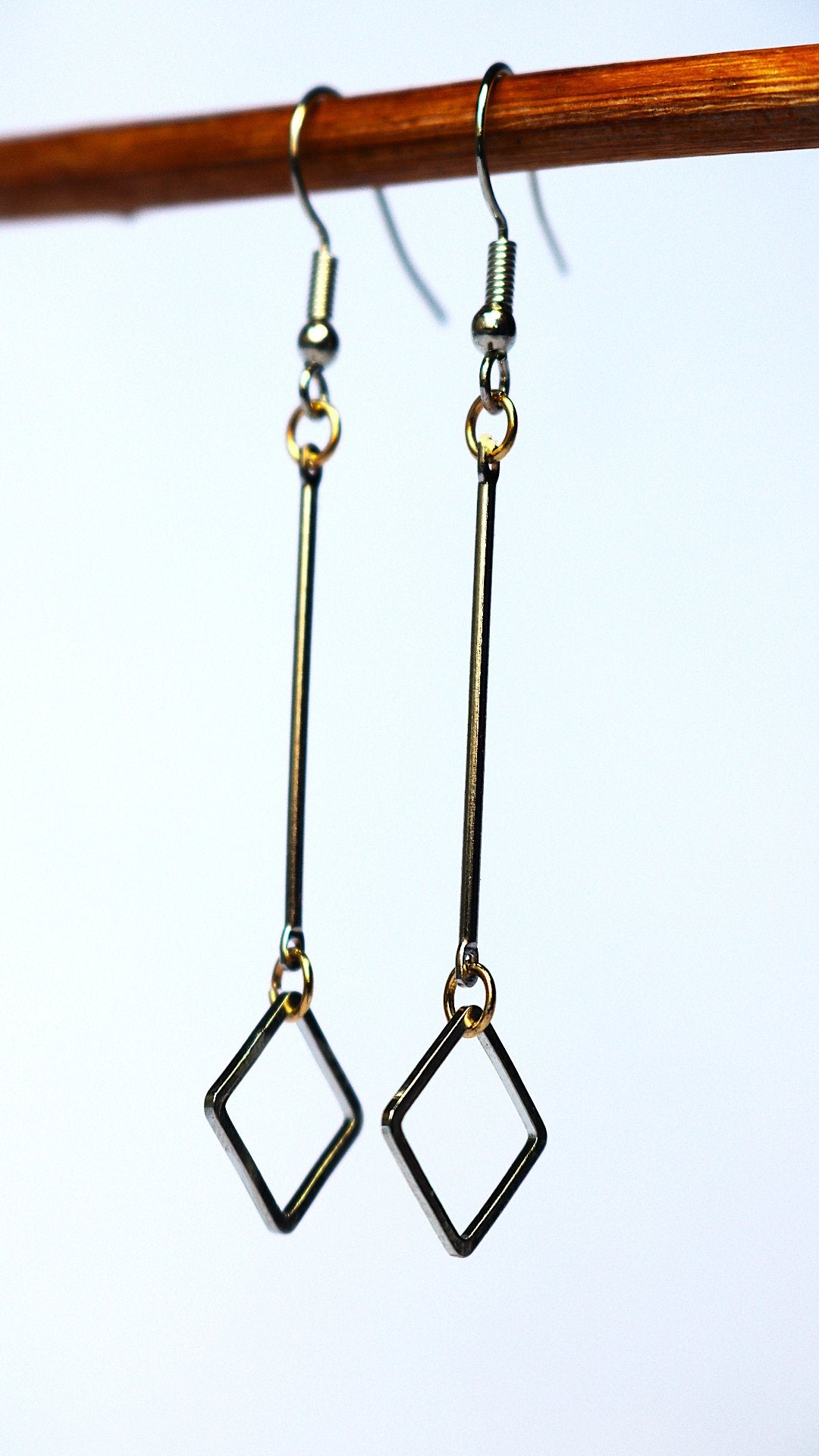 Boucle d'oreille avec petit carré de couleur argent fait main