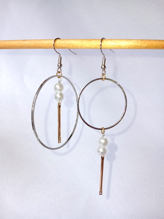 Boucles d'oreilles asymétriques anneaux argentés et perles blanches