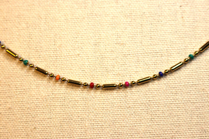 Collier - chaîne tige dorée et boule couleur