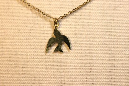 Collier - médaillon hirondelle pleine