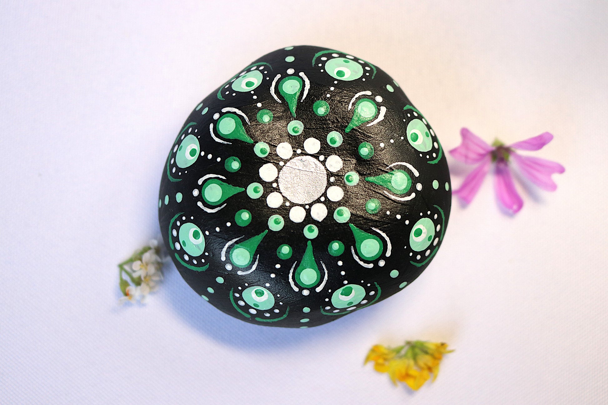 Galet couleur noir en dotting fait main