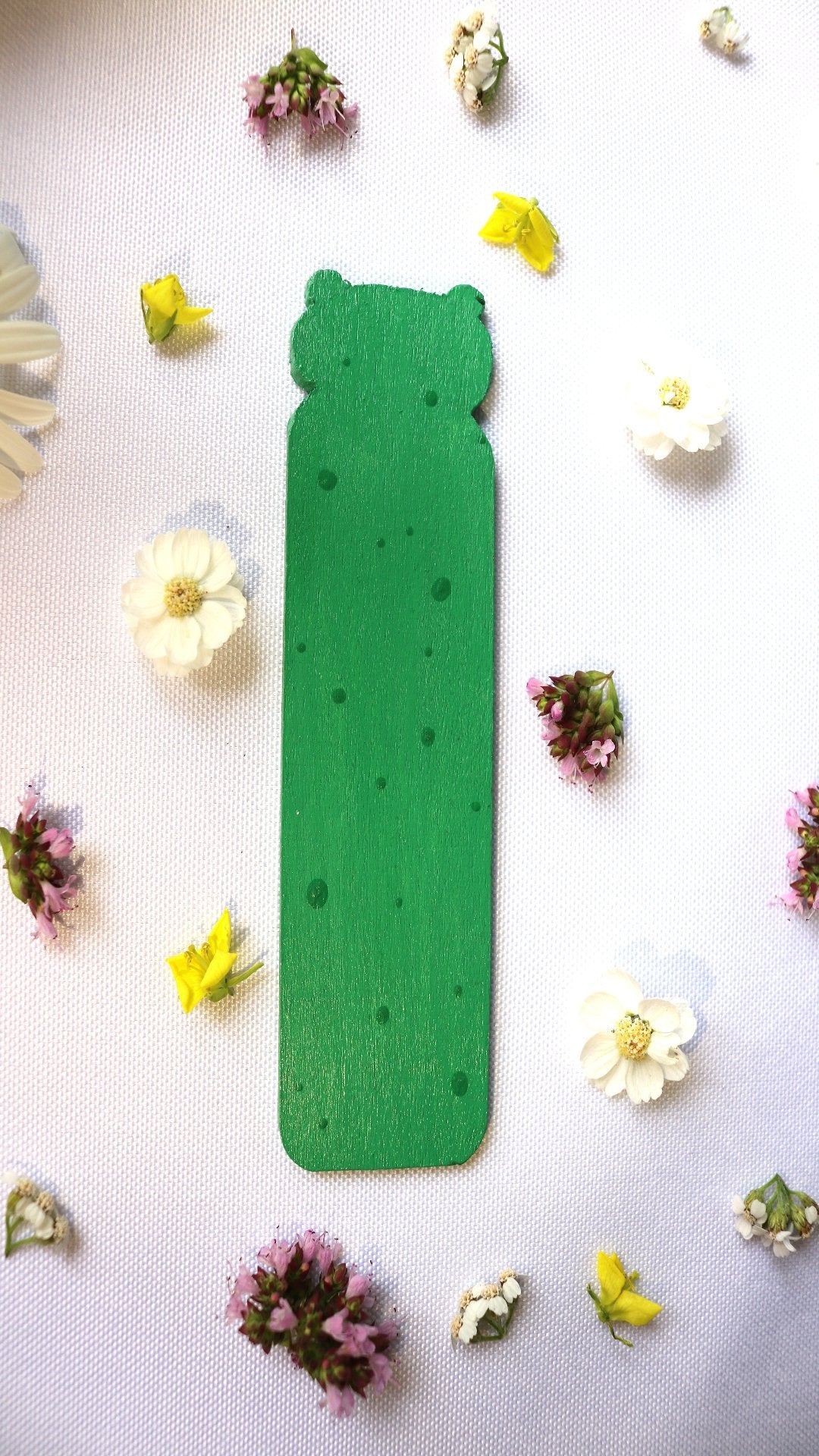 Marque page en bois en forme de grenouille verte fait main