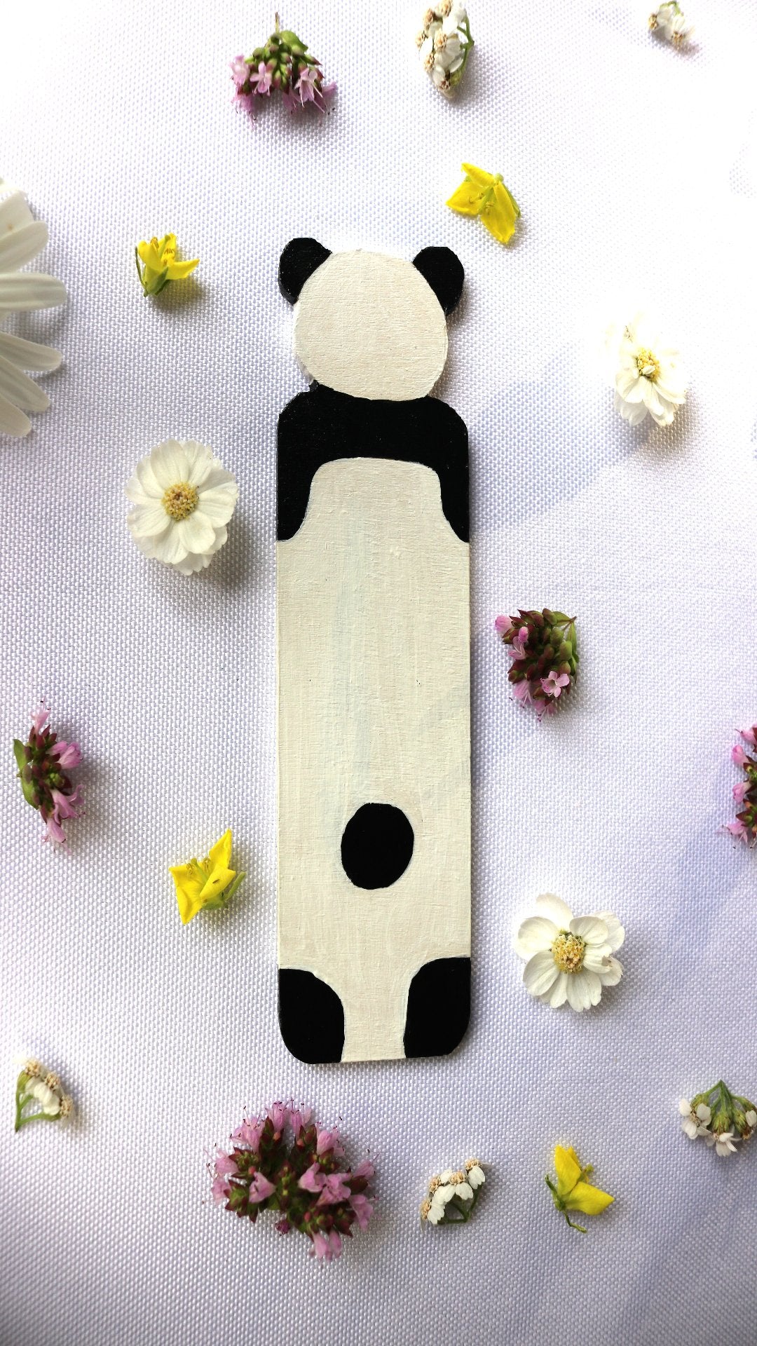 Marque page en bois de forme panda de couleur blanc et noir fait main