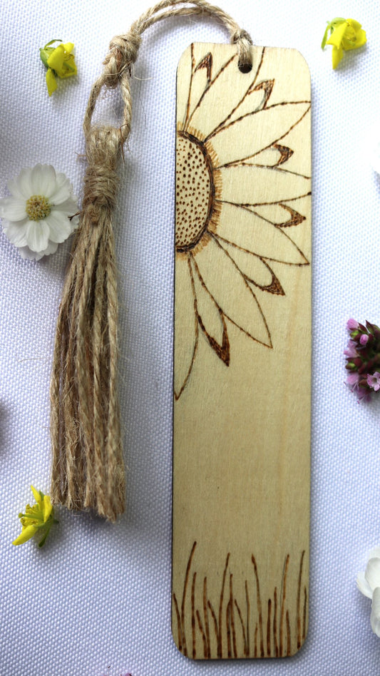 Marque page en bois naturel brut avec dessin de fleur en pyrogravure fait main