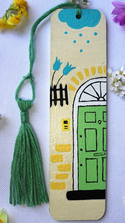 Marque page en bois peint en beige avec maison verte peinte à la main fait main