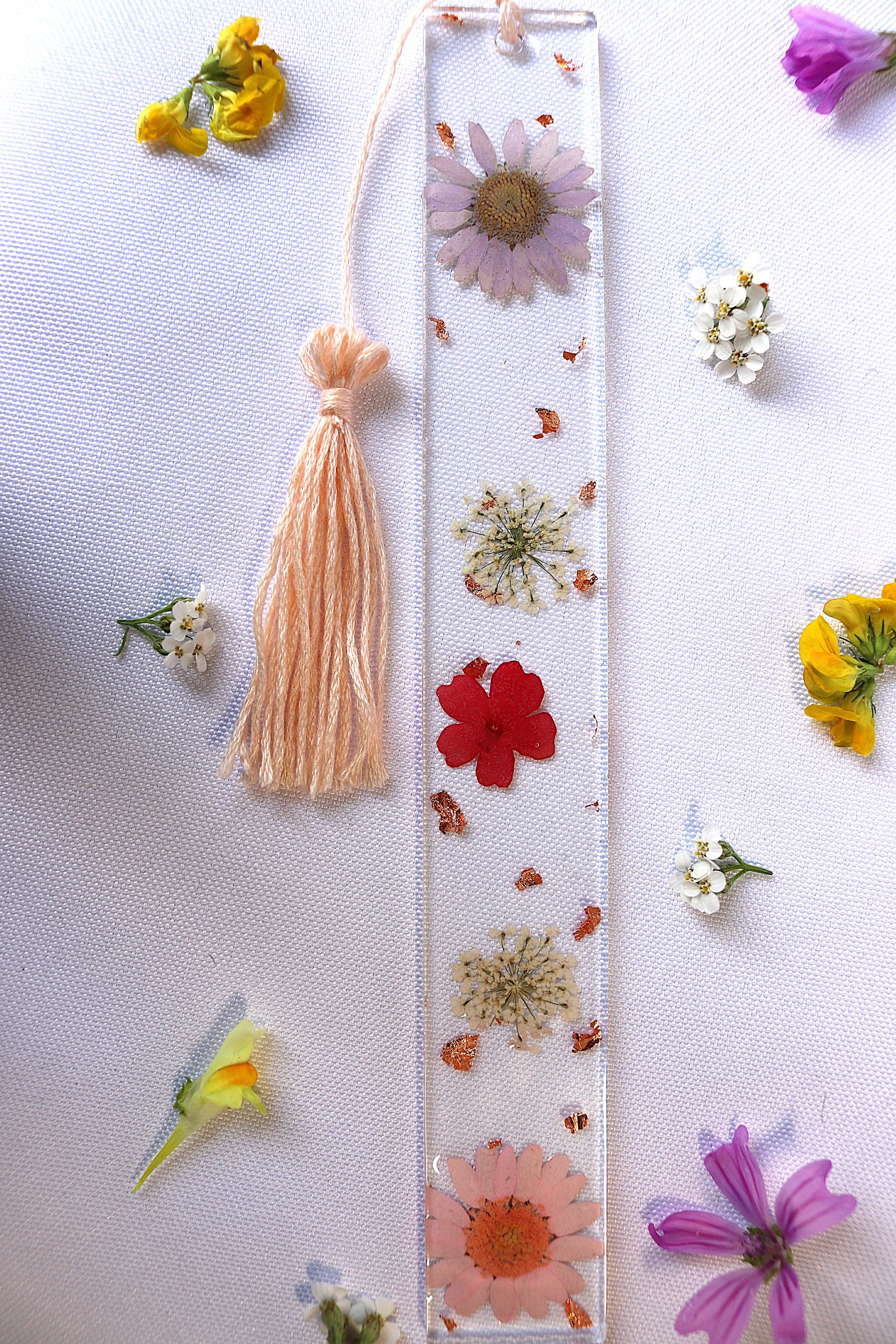 Marque page en resine epoxy avec fleur fait main