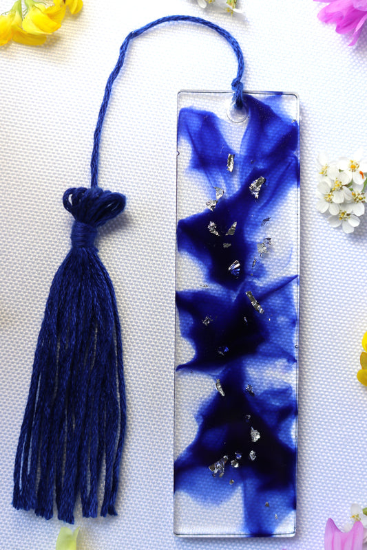 Marque page en resine epoxy de couleur bleu argent fait main