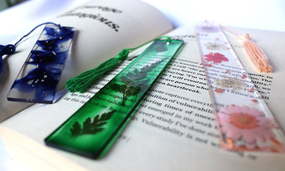 Marque page en resine epoxy vegetal et transparent fait main sur livre