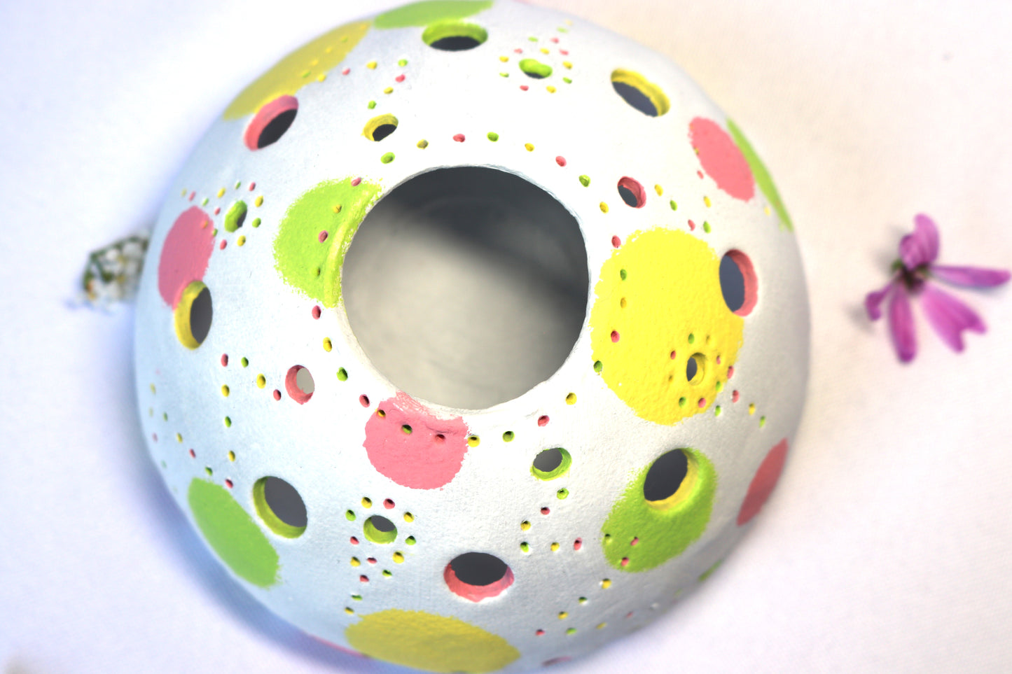 Photophore blanc avec rond colore fait main