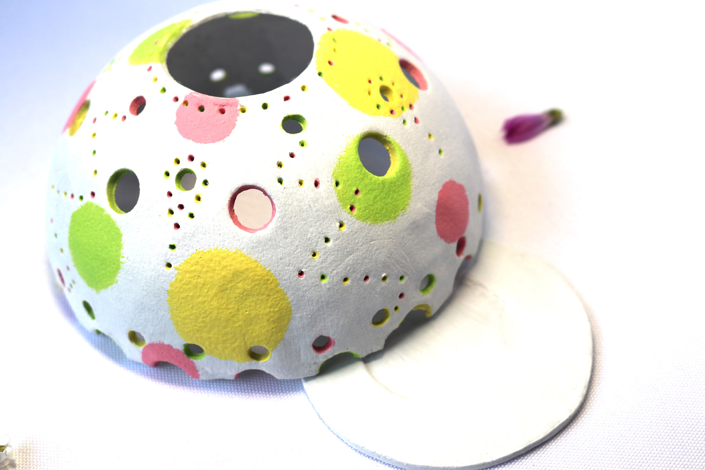 Photophore blanc avec rond couleur jaune vert rose fait main