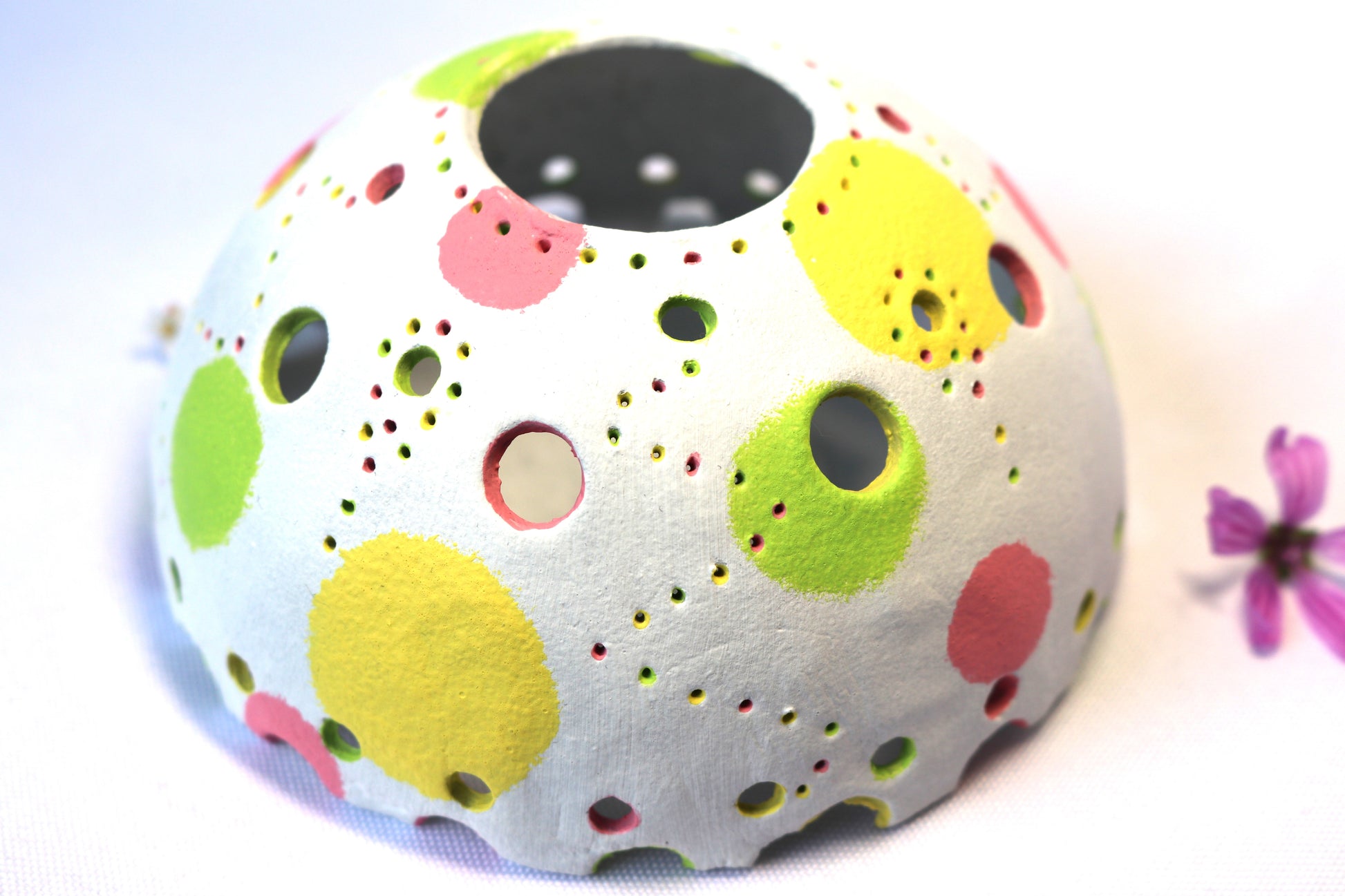 Photophore blanc avec rond de  couleur fait main