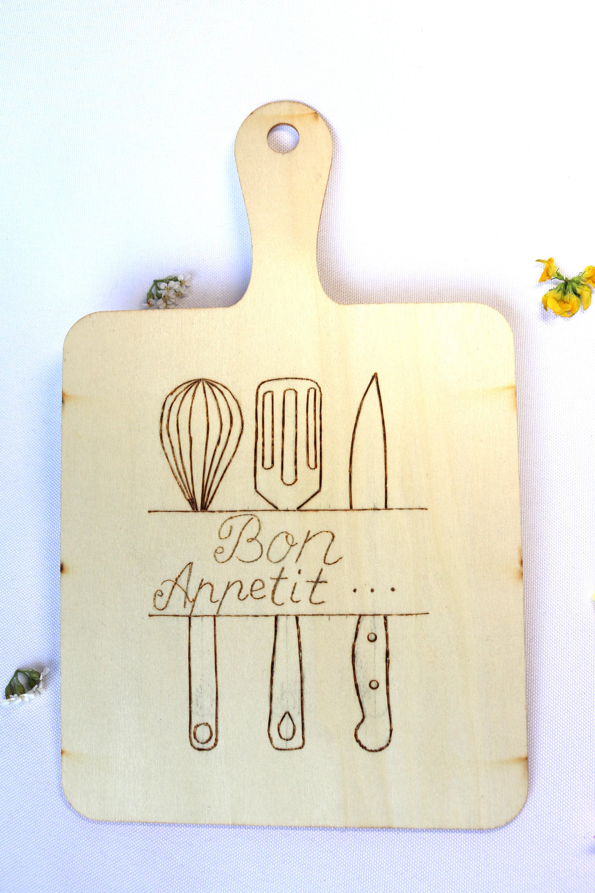 Planche apero en bois dessein ustensiles fait main