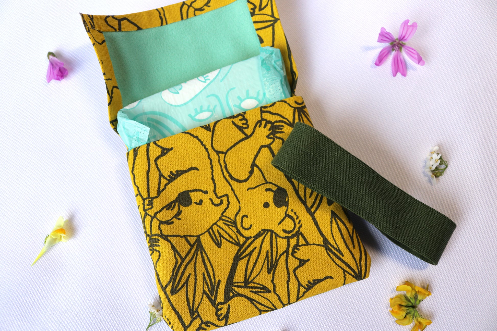 Pochette tissu serviette hygiènique couleur jaune fait main