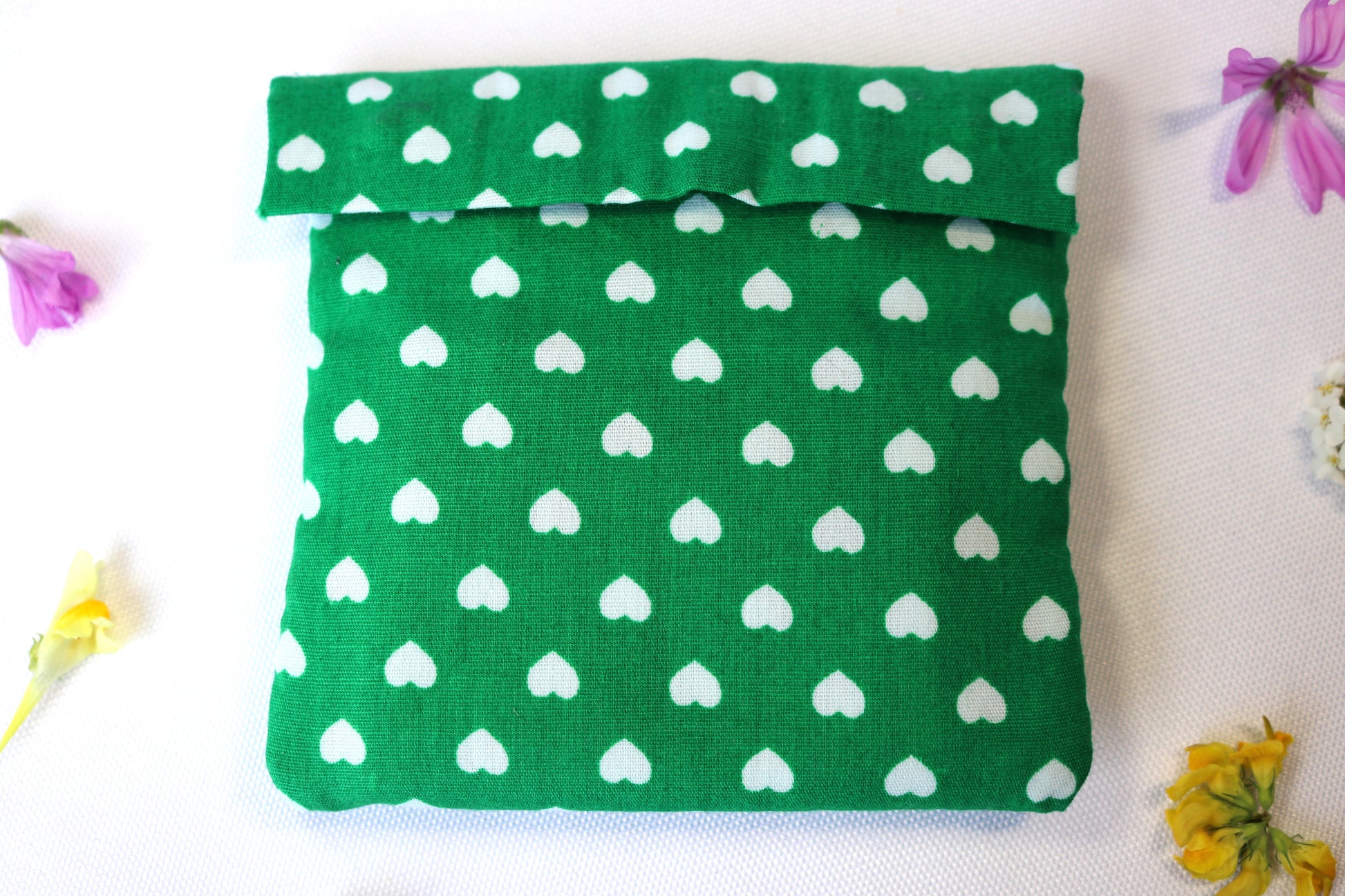 Pochette tissu serviette hygiènique couleur vert coeur blanc fait main