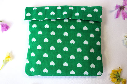 Pochette tissu serviette hygiènique couleur vert coeur blanc fait main