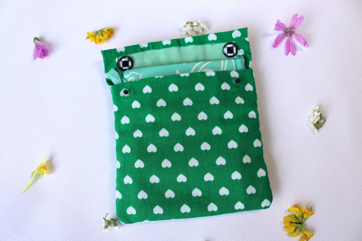 Pochette tissu serviette hygiènique couleur vert fait main