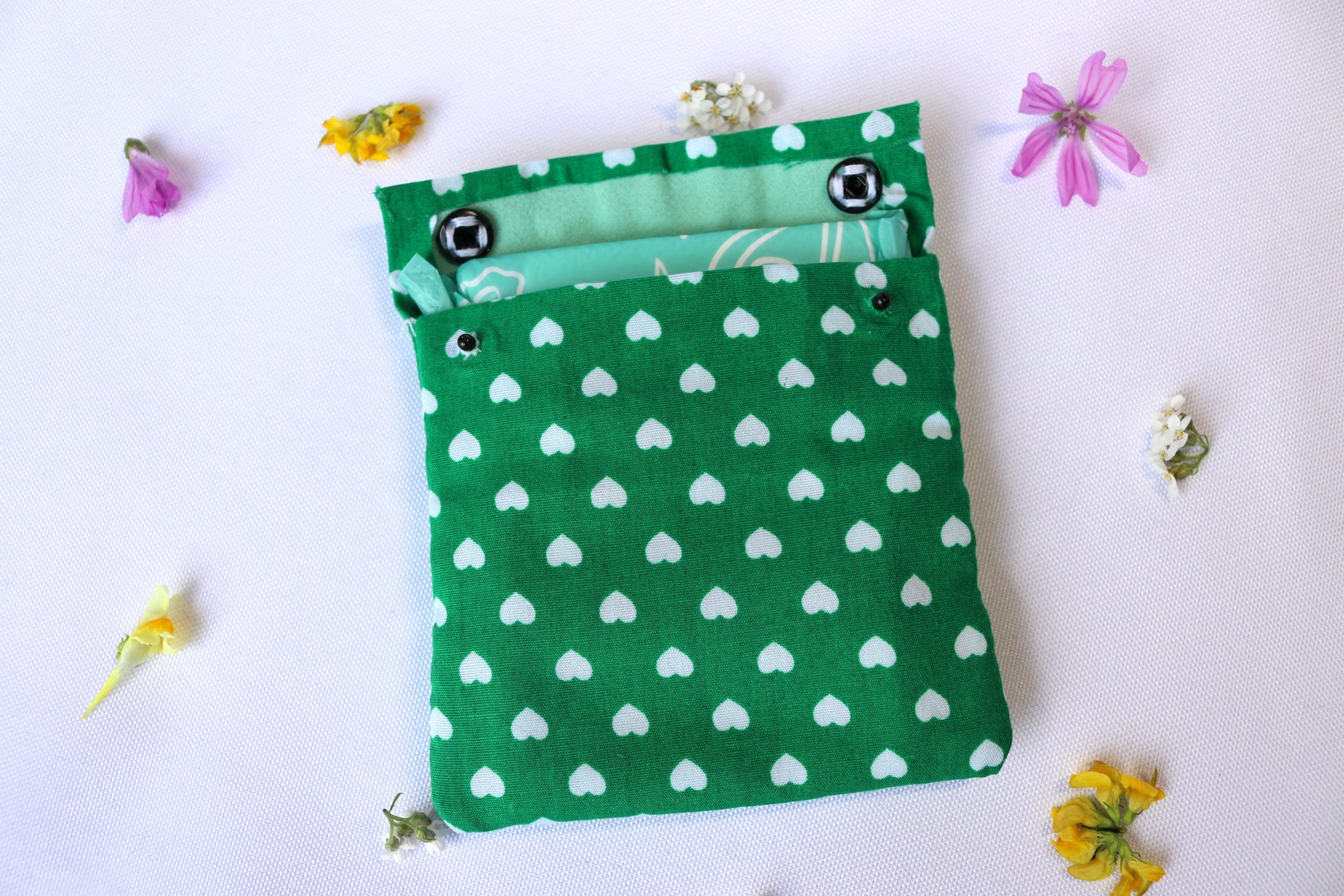 Pochette tissu serviette hygiènique couleur vert fait main