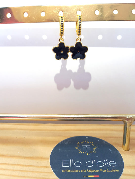 Boucle d'oreille - fleur noire
