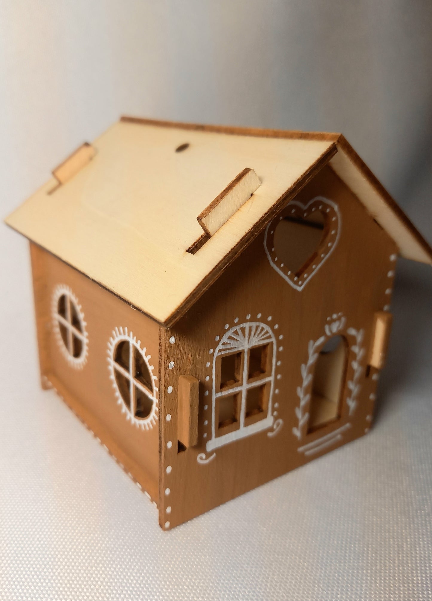 Maison de Noël en bois biscuit